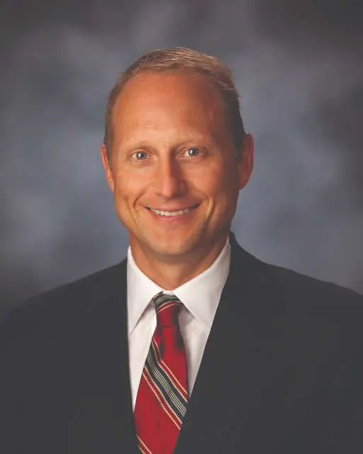 Doug J Winjum, MD